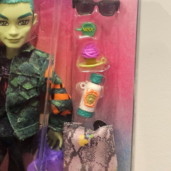 Monster High Deuce Gorgon Signature Look Doll - Picture 3 of 5